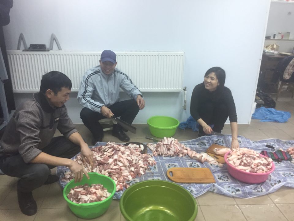 Về nơi luộc bánh chưng từ thiện cộng đồng