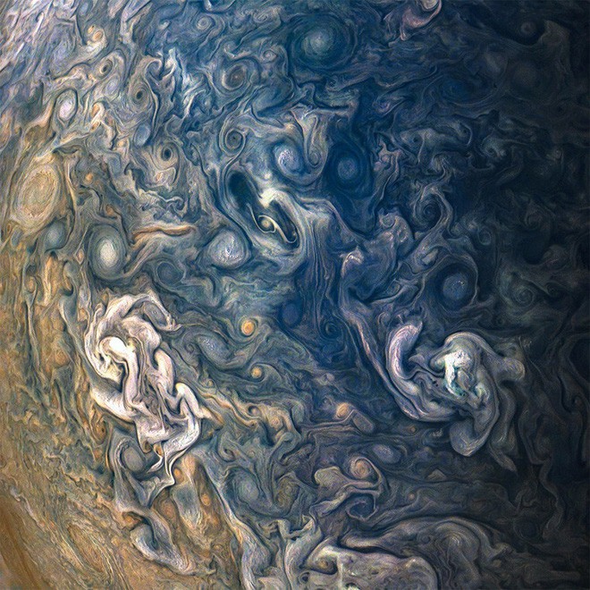 Tàu thăm dò của NASA đã chụp được những hình ảnh không thể tin được của Sao Mộc!