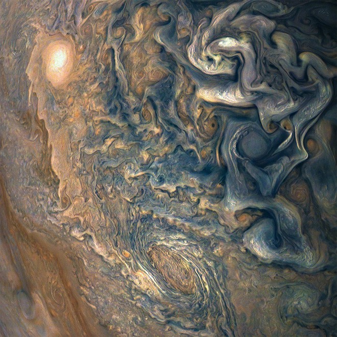Tàu thăm dò của NASA đã chụp được những hình ảnh không thể tin được của Sao Mộc!