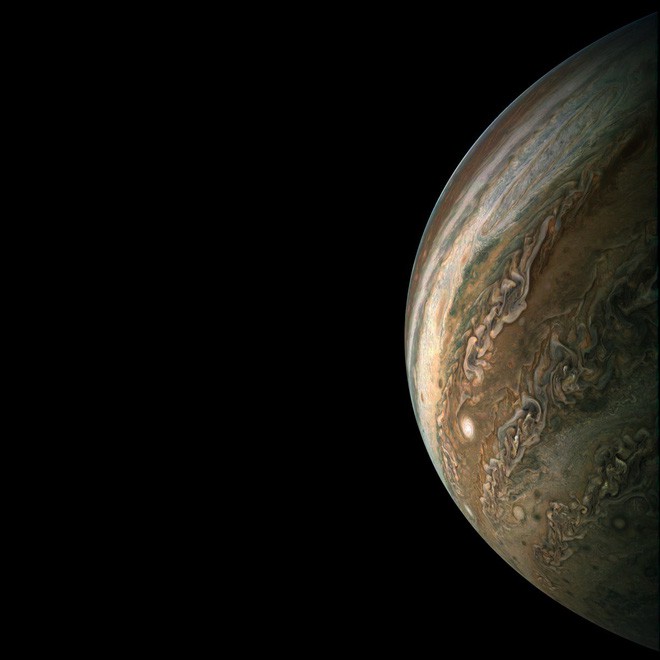 Tàu thăm dò của NASA đã chụp được những hình ảnh không thể tin được của Sao Mộc!