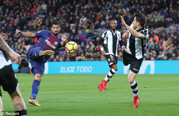 Barcelona 3-0 Levante: Messi và Suarez vô lê ghi bàn