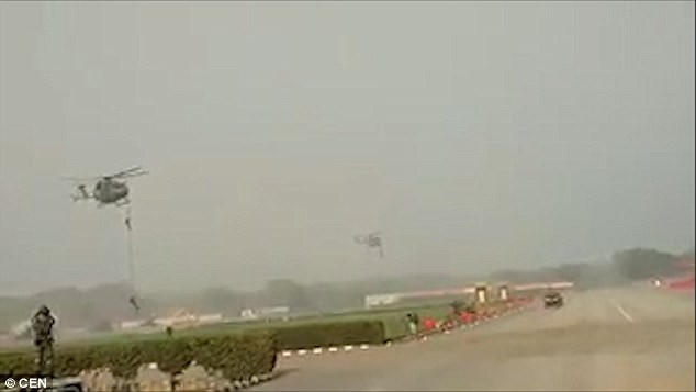 3 binh sĩ Ấn Độ rơi khỏi trực thăng vì đứt thang dây