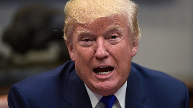 Donald Trump rơi vào một vụ xì căng đan quốc tế