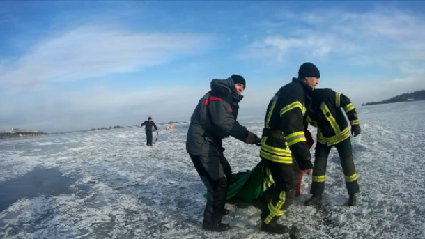 Bi kịch ở Cherkassy: hai thanh thiếu niên rơi xuống dưới lớp băng