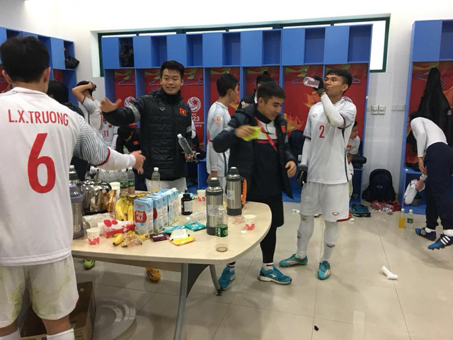 Cầu thủ U23 Việt Nam vỡ òa hạnh phúc sau tấm vé tứ kết lịch sử
