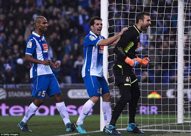 Messi đá hỏng phạt đền, Barcelona bại trận trước Espanyol