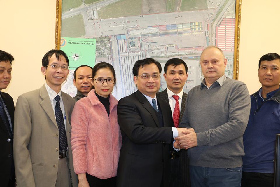 Đại sứ Việt Nam tại Ucraina Nguyễn Anh Tuấn thăm Trung tâm thương mại “Chợ cây số 7” tại thành phố Odessa