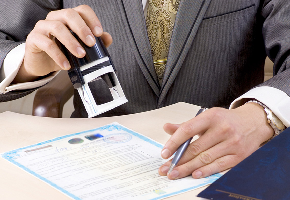 Ai là người chịu trách nhiệm trong việc bán các giấy chứng nhận rởm?