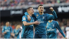 Ronaldo lập kỷ lục, Zidane tạm thoát án sa thải
