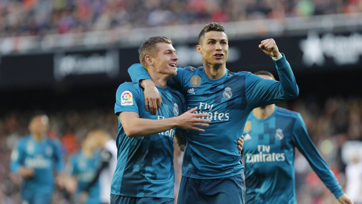 Ronaldo lập kỷ lục, Zidane tạm thoát án sa thải