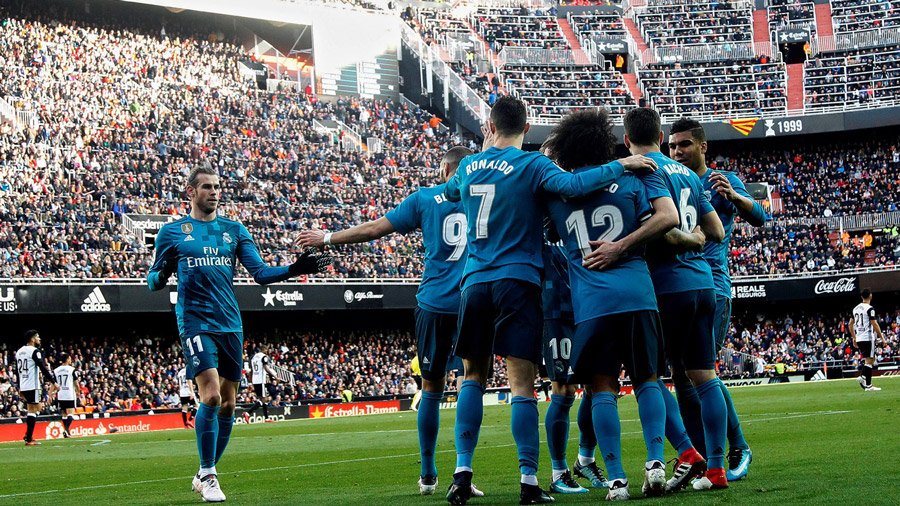 Ronaldo lập kỷ lục, Zidane tạm thoát án sa thải