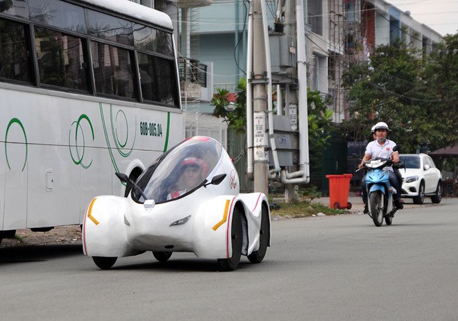 Sinh viên chế tạo xe 4 bánh chạy 200km với một lít xăng