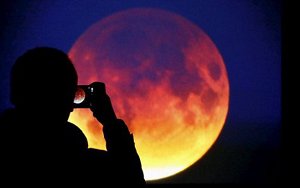 Ngắm trăng xanh, siêu trăng, trăng máu cùng một ngày