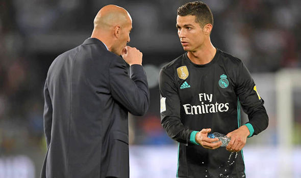 MU khổ sở với Fellaini, Ronaldo lập phe "cứu" Zidane