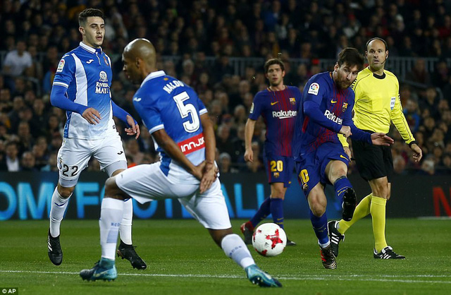 Trận derby của Barcelona và tư thế “tọa sơn quan hổ đấu”