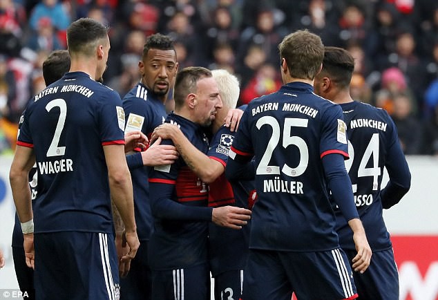 Thắng trận thứ 10 liên tiếp, Bayern Munich bỏ xa phần còn lại 18 điểm