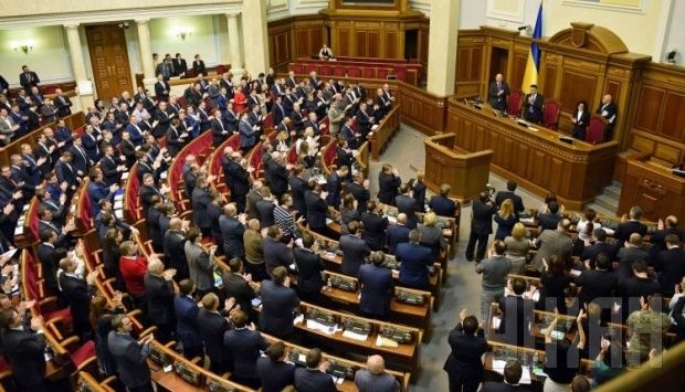 Chính phủ Ukraine đề nghị thay đổi lời chào trong quân đội