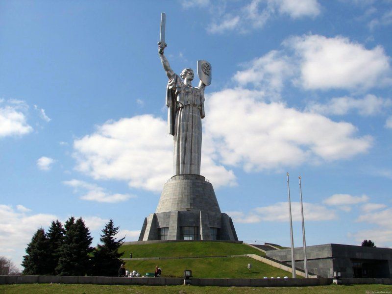 Kiev: Viatrovik đề nghị cắt một phần tượng đài “Tổ quốc - Mẹ”