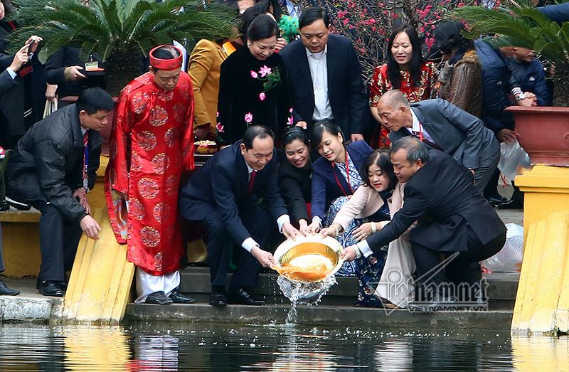 Chủ tịch nước cùng kiều bào thả cá tiễn ông Táo