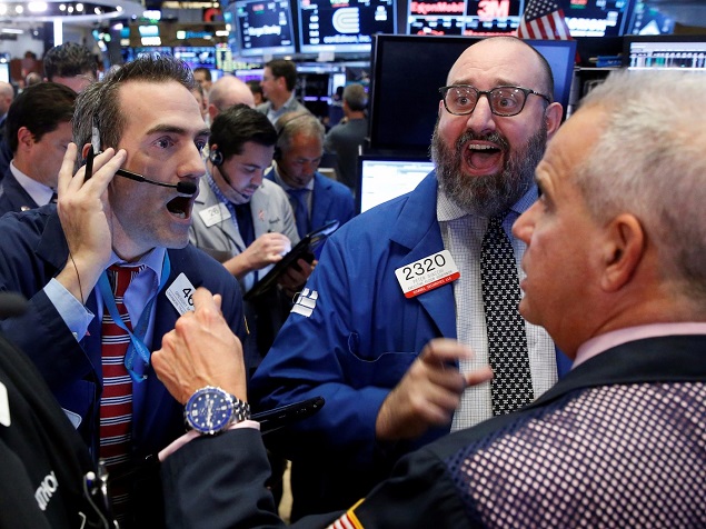Nhảy vọt hơn 200 điểm đầu phiên, Dow Jones trở về ngưỡng 25,000 điểm