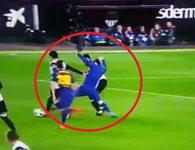 Messi bị cầu thủ Valencia lột áo ngay trên sân