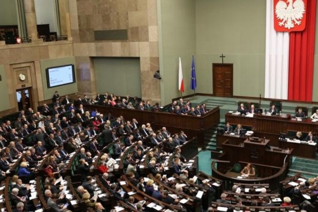 Các đại biểu quốc hội Ukraine biểu tình trước quốc hội Balan