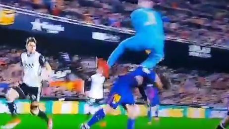 Messi bị cầu thủ Valencia lột áo ngay trên sân