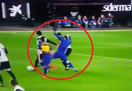 Messi bị cầu thủ Valencia lột áo ngay trên sân