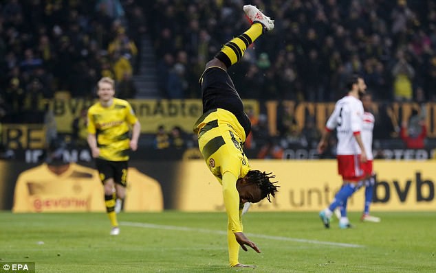 Batshuayi rực sáng, Dortmund trở lại nhóm dự Champions League
