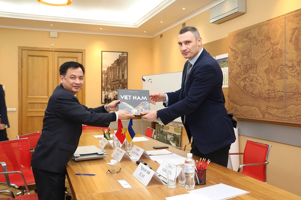 Đại sứ Việt Nam tại Ucraina gặp và làm việc với Thị trưởng Kiev