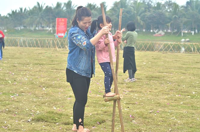 Hàng nghìn người chen chân ở Lễ hội Xuân ba miền tìm lại Tết xưa