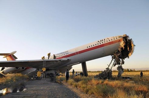Rơi máy bay chở 66 người ở Iran