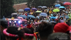 Biển người đội mưa đến khai hội chùa Hương