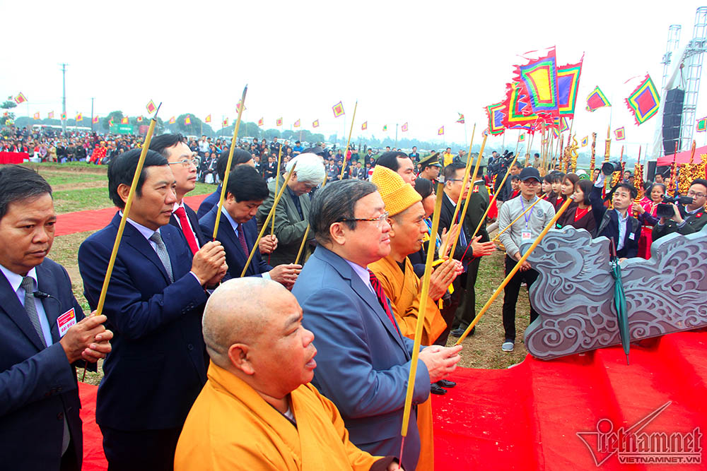 'Vua' đi cày đầu năm tại lễ hội Tịch Điền