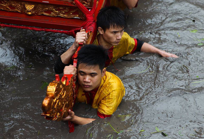 Hàng chục thanh niên trầm mình dưới nước lạnh, rước kiệu Thánh ở Thái Bình