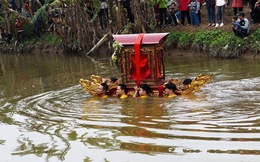 Hàng chục thanh niên trầm mình dưới nước lạnh, rước kiệu Thánh ở Thái Bình