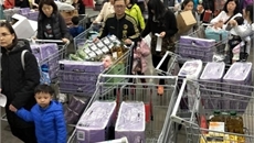 Người dân Đài Loan đổ xô đi mua tích trữ giấy vệ sinh