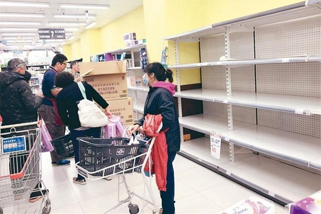 Người dân Đài Loan đổ xô đi mua tích trữ giấy vệ sinh
