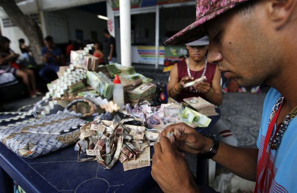 Lạm phát leo thang, người dân Venezuela dùng tiền để gấp đồ thủ công đem bán