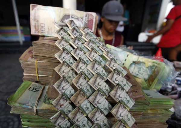 Lạm phát leo thang, người dân Venezuela dùng tiền để gấp đồ thủ công đem bán