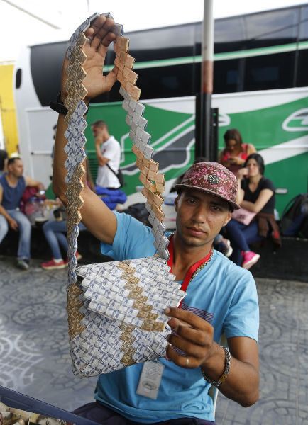 Lạm phát leo thang, người dân Venezuela dùng tiền để gấp đồ thủ công đem bán