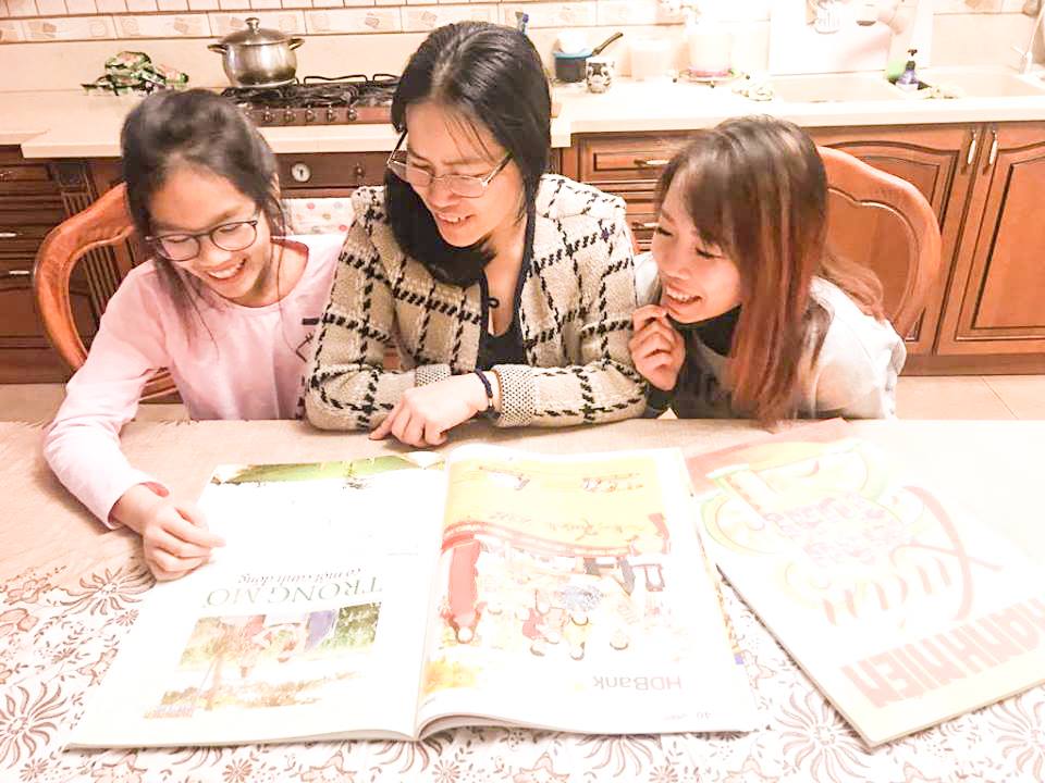 Tặng lại Báo số Xuân Mậu Tuất 2018 cho lớp học tiếng Việt