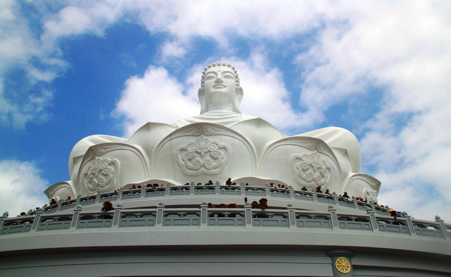 Vạn người chen chân chiêm ngưỡng tượng Phật ngồi lớn nhất Đông Nam Á