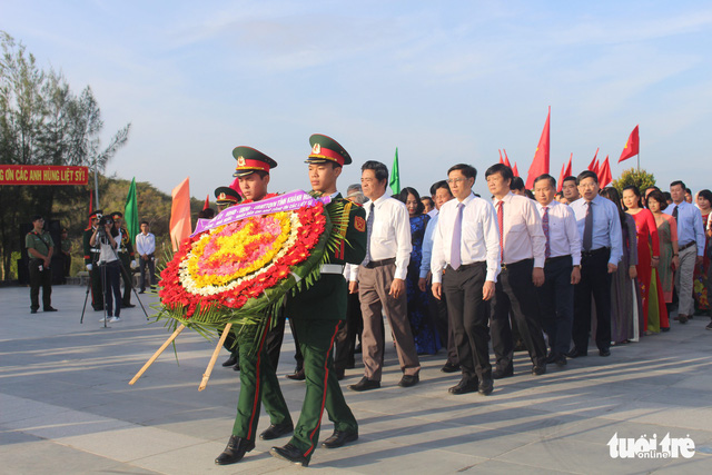 Lãnh đạo tỉnh Khánh Hòa và huyện Trường Sa tưởng niệm liệt sĩ Gạc Ma