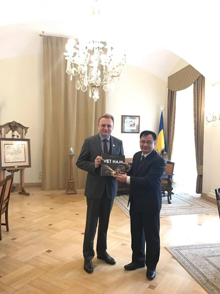 Đại sứ quán Việt Nam tại Ukraina thăm và làm việc tại tỉnh Lvov