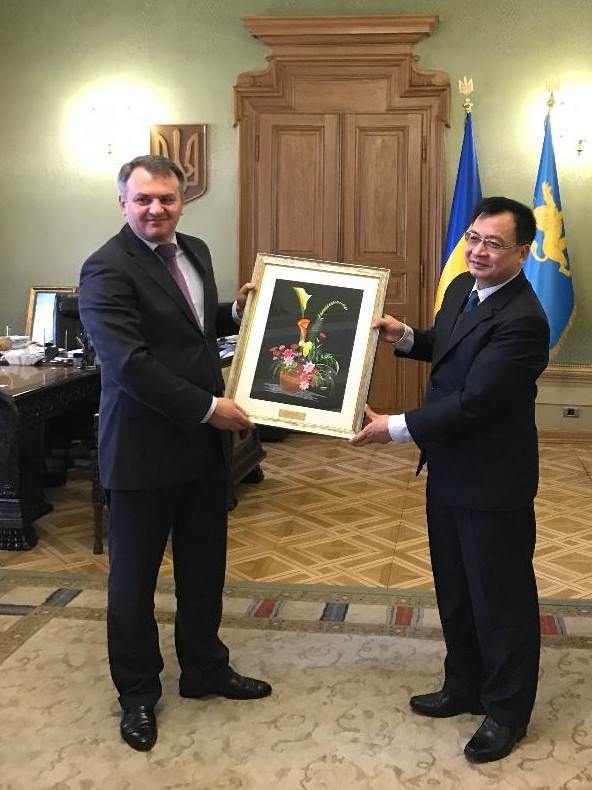 Đại sứ quán Việt Nam tại Ukraina thăm và làm việc tại tỉnh Lvov