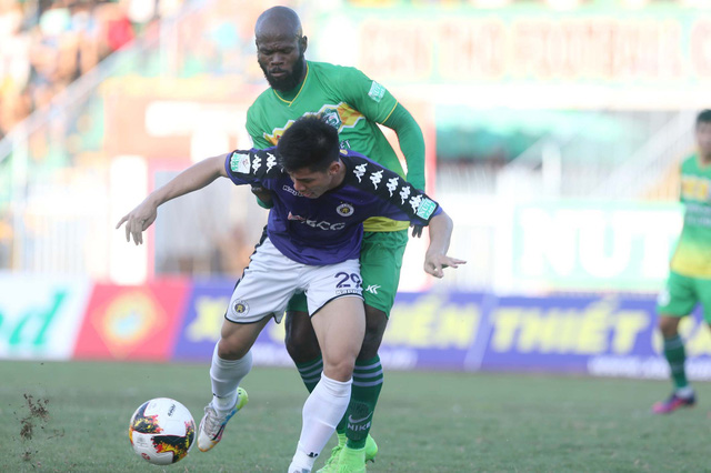 Quang Hải đá chính, CLB Hà Nội lên ngôi đầu bảng V-League