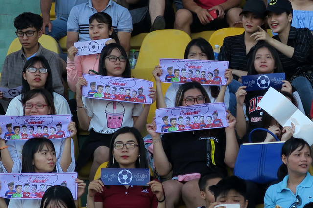 Quang Hải đá chính, CLB Hà Nội lên ngôi đầu bảng V-League