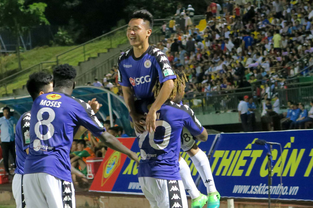 Quang Hải đá chính, CLB Hà Nội lên ngôi đầu bảng V-League