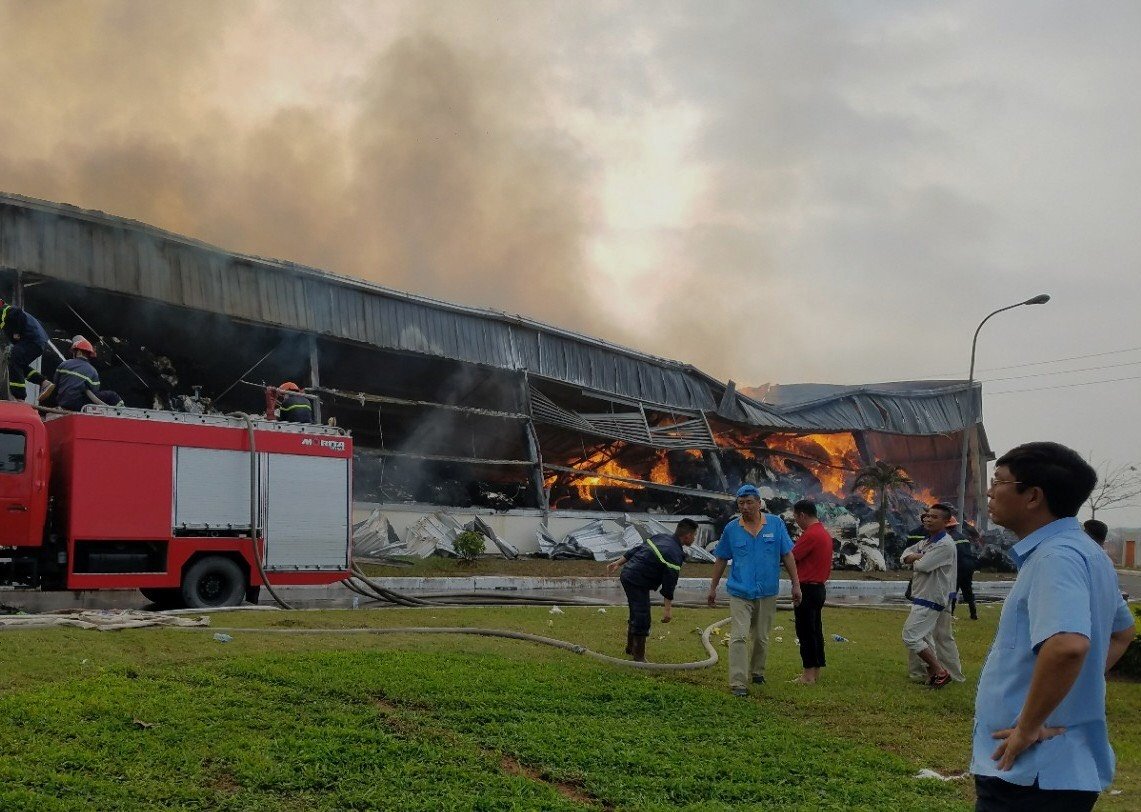 Cháy rừng rực kho bông sợi ở Móng Cái